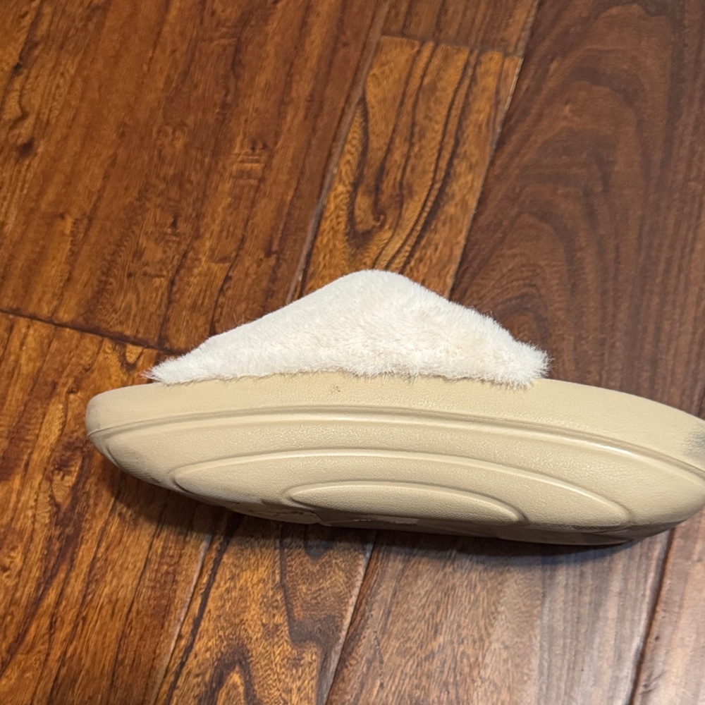 UGG Cream Fluffy Slippers - Picture 3 of 3